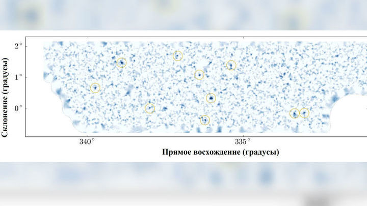 Техника гравитационного линзирования позволяет обнаружить массивные скопления тёмной материи (обведены кружочками).