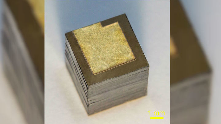 Батарейка представляет собой "слоёный пирог".