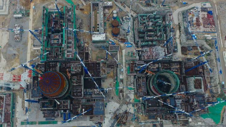 Современная АЭС √ это сложнейший технологический комплекс, в котором немалая часть систем предназначена для обеспечения безопасности. На снимке АЭС Фуцин.