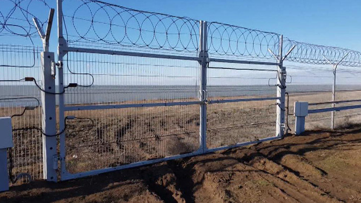 Картинки по запросу забор между крымом и Украиной