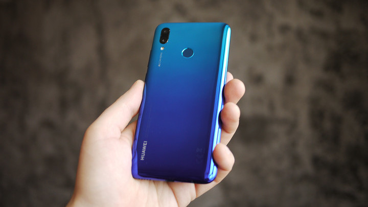 Обзор <b>смартфона Huawei P smart</b> 2019: бюджетник на все руки
