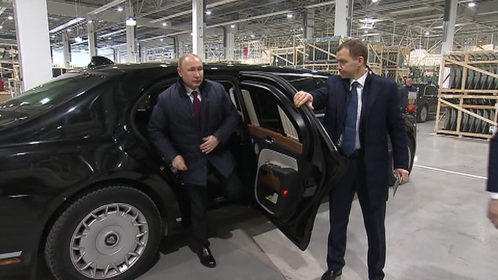 Путин приехал на Мерседес на своем Аурусе Путин приехал на Мерседес на своем Аурусе