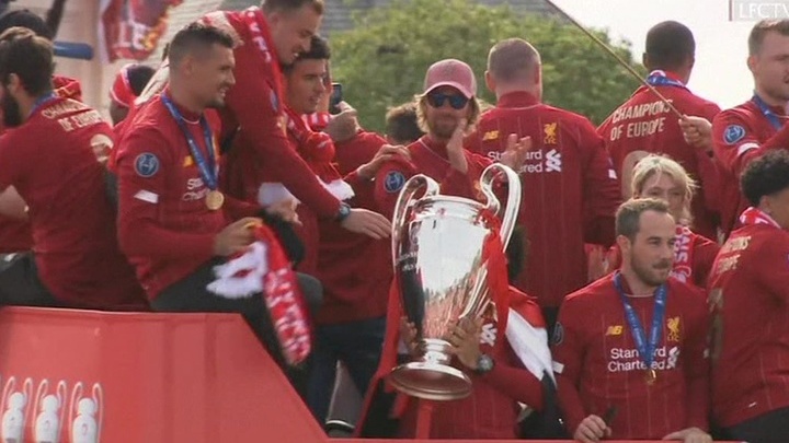 ликующие футболисты с трофеем