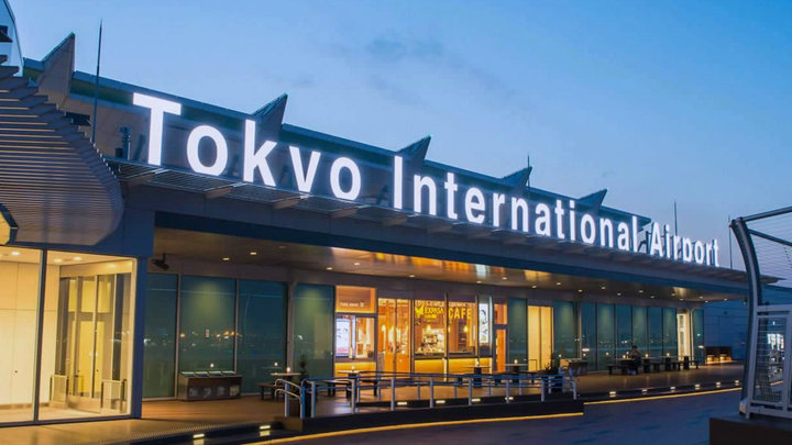 Два пассажирских самолета столкнулись в аэропорту Токио