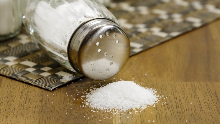 Убираем солонку со стола? Учёные пояснили, как это снижает риск смерти