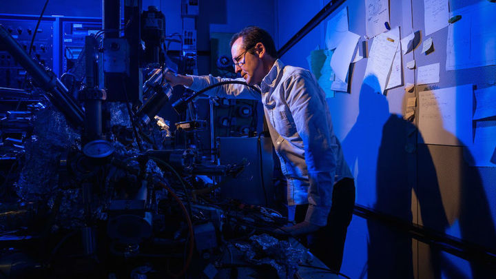 Ведущий автор исследования Кристофер Лутц во время работы за микроскопом.