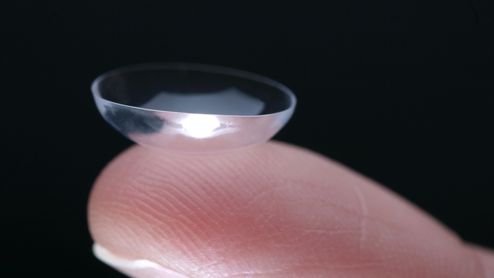 "Умные" контактные линзы научили лечить глаукому автоматически