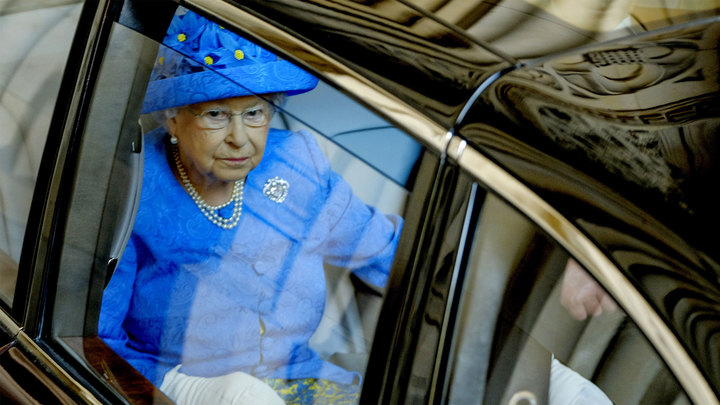95-летняя Елизавета II заболела после контакта с сыном