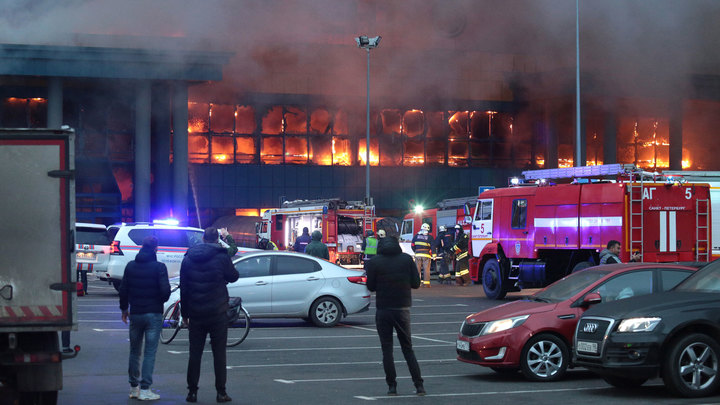 Пожар в "Ленте": в гипермаркете разлили горючую жидкость