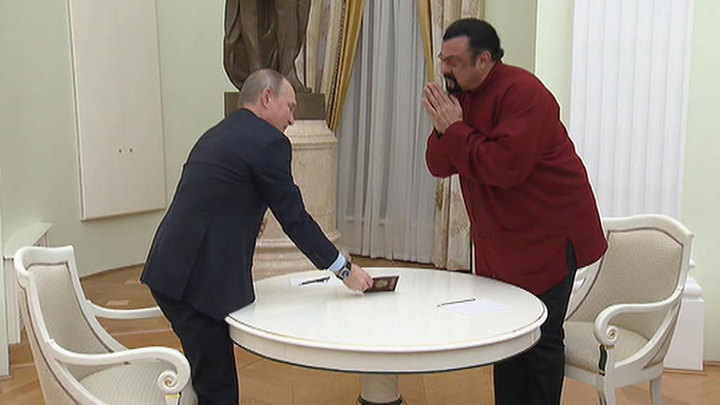 Сигал по-русски поблагодарил Путина за российский паспорт