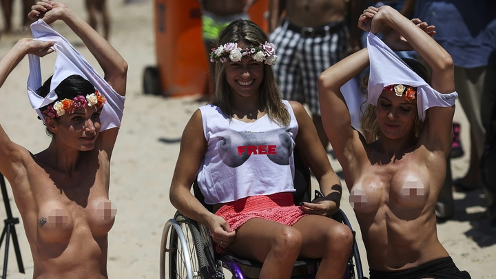 Бразильянки топлесс отстаивают свое право ходить раздетыми.