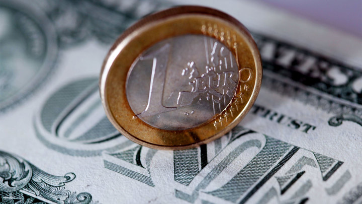 ЦБ впервые снизил курсы доллара и евро более чем на 7 рублей
