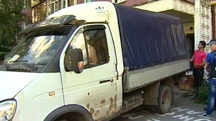 белов убийца шестерых детей история. 3. белов убийца шестерых детей история фото. белов убийца шестерых детей история-3. картинка белов убийца шестерых детей история. картинка 3. Предположительно, убийство шести детей и их матери оно было совершено еще в конце июля, но останки, обнаружили только 4 августа. В квартиру жертв на втором этаже полицейские забрались через окно – но внутри никого не было: пол, детские коляски и кровати были залиты кровью – среди вещей стояли 19 пакетов с частями человеческих тел. Главу семейства – Олега Белова – объявили в розыск. белов убийца шестерых детей история. 3. белов убийца шестерых детей история фото. белов убийца шестерых детей история-3. картинка белов убийца шестерых детей история. картинка 3. Предположительно, убийство шести детей и их матери оно было совершено еще в конце июля, но останки, обнаружили только 4 августа. В квартиру жертв на втором этаже полицейские забрались через окно – но внутри никого не было: пол, детские коляски и кровати были залиты кровью – среди вещей стояли 19 пакетов с частями человеческих тел. Главу семейства – Олега Белова – объявили в розыск.