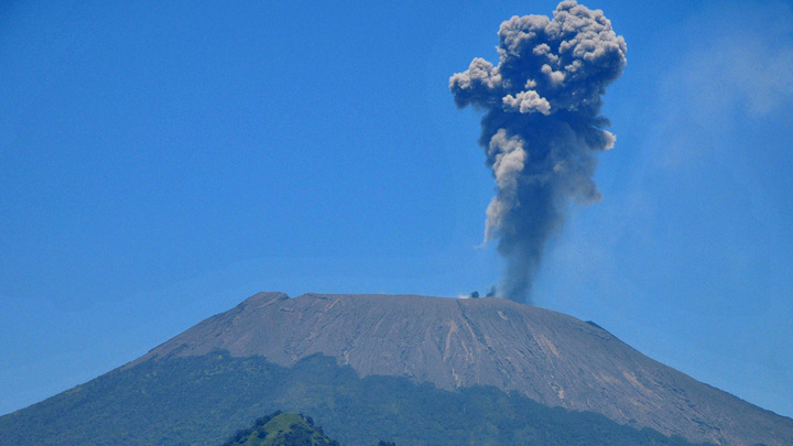Один человек погиб в результате извержения вулкана на индонезийском острове Ява
