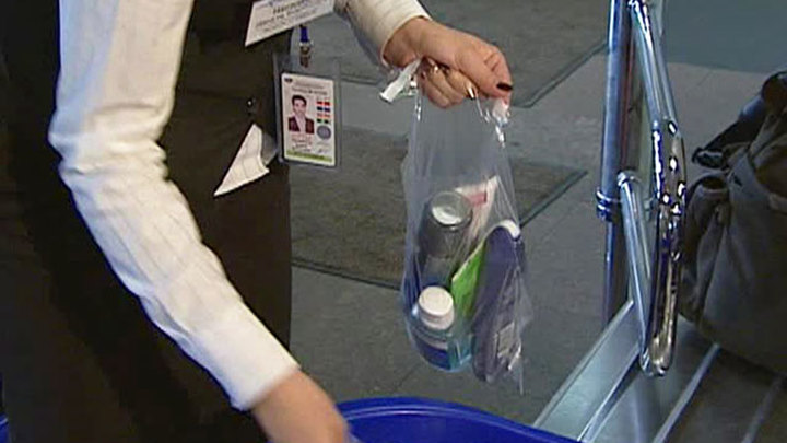 Проносить воду в самолет. Аэропорт провоз жидкости. Бутылка воды в аэропорту. Запрещенные вещества в аэропорту. Пакет для аэропорта.