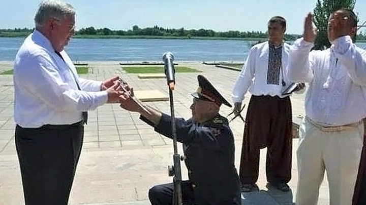 Украинский генерал на коленях вручает саблю экс-послу США. Фото