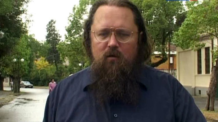 Протодиакон Андрей Кураев считает, что Боголюбский монастырь - протосектантское образование внутри православной церкви. Люди ждут конца света, с их точки зрения правит антихрист. А кто этого не признаёт, сам свидетельствует себе, что он слуга антихриста.