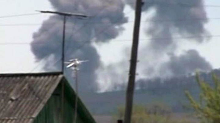 В Спасский район Приморского края, где горит склад с боеприпасами, стягиваются дополнительные силы спасателей. Штат МЧС на месте ЧП увеличен до двухсот человек. Совсем недавно туда же прибыли два пожарных поезда и два вертолета Ми-8.