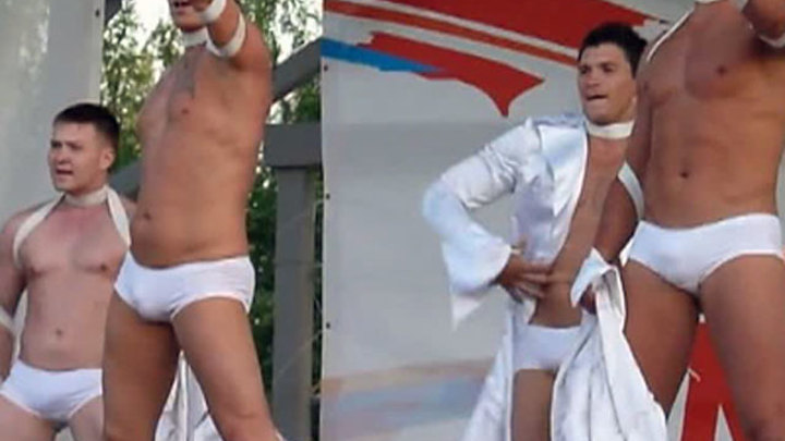 Порно видео турра танцует в белых шортах