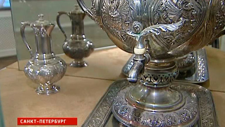 дворянские семьи россии. дворяне. серебряная посуда на столе у дворян. семья юсуповых. дворянская семья.