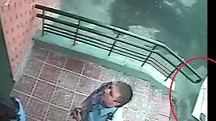 дети падают с балкона шокирующее видео. 6. дети падают с балкона шокирующее видео фото. дети падают с балкона шокирующее видео-6. картинка дети падают с балкона шокирующее видео. картинка 6. В Самаре мать в воспитательных целях свесила дочь с балкона, держа за одну майку, и уронила. В результате падения девочка получила несовместимые с жизнью травмы и погибла на месте, передает паблик «Подслушано. Самара».