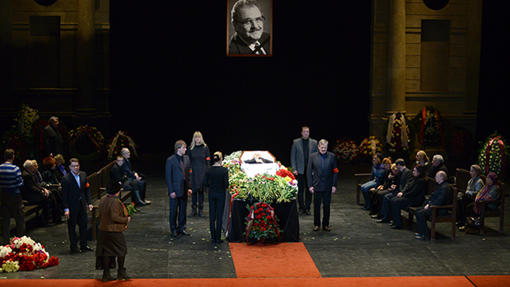 Яковлев похоронен. Церемония прощания с Юрием Никулиным 1997.