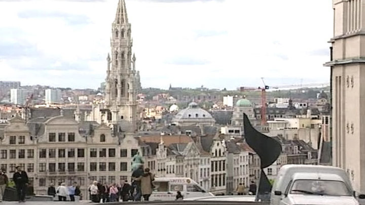 "Экономический рост" - новая концепция спасения Евросоюза. С самого утра Брюссель в нужной для такого кризисного саммита форме: впервые с 1933 года здесь не работает все, что можно - в больницах не оперируют, закрыты школы, не выли газеты.