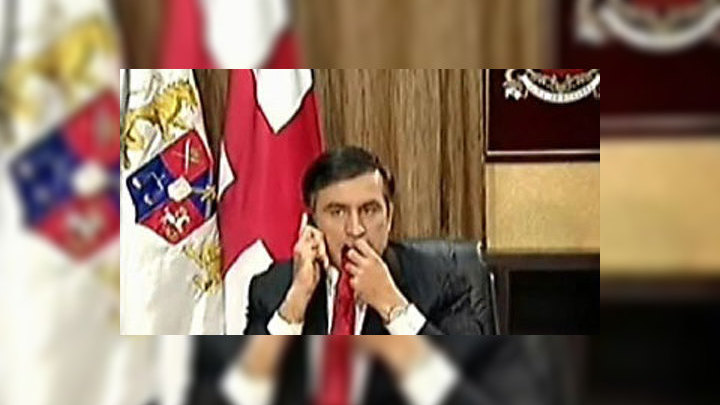 Саакашвили жующий свой галстук