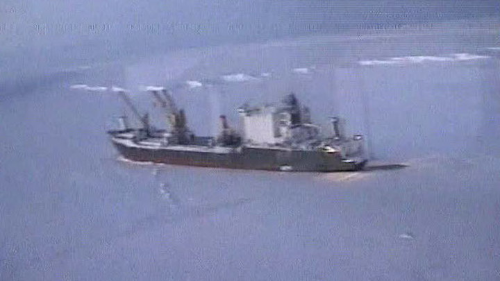 Новозеландские спасатели направляют российскому рыболовецкому судну "Спарта" помпу для откачки воды из трюмов. Траулер накануне получил пробоину, когда его затерло в антарктических льдах.