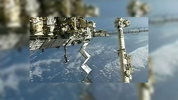 В воскресенье, 24 января, специалисты российского Центра управления полетами скорректируют орбиту Международной космической станции под стыковку с грузовым кораблем "Прогресс М-04М" и шаттлом "Индевор"