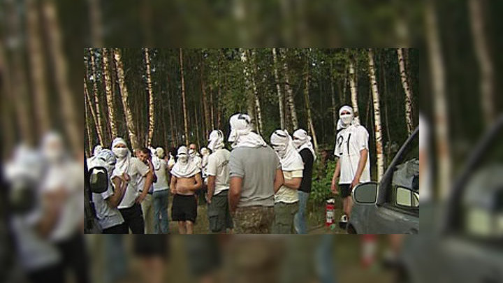 химкинский лес чем закончился конфликт. 8. химкинский лес чем закончился конфликт фото. химкинский лес чем закончился конфликт-8. картинка химкинский лес чем закончился конфликт. картинка 8. История вокруг Химкинского леса с каждым днем набирает обороты. Еще на прошлой неделе все события, связанные со строительством трассы Москва-Питер, не выходили за рамки собственно лесной зоны. 28 июля "защитники экологии" перешагнули ее границы и направились громить здание администрации Химок, к чему ни милиция, ни власти города оказались совершенно не готовы. Впрочем, к мирным экологам, устроившим в лесу свой оборонительный лагерь, погромщики не имеют никакого отношения.
