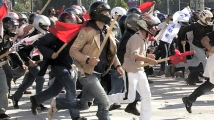 В Афинах толпа попыталась штурмом взять парламент