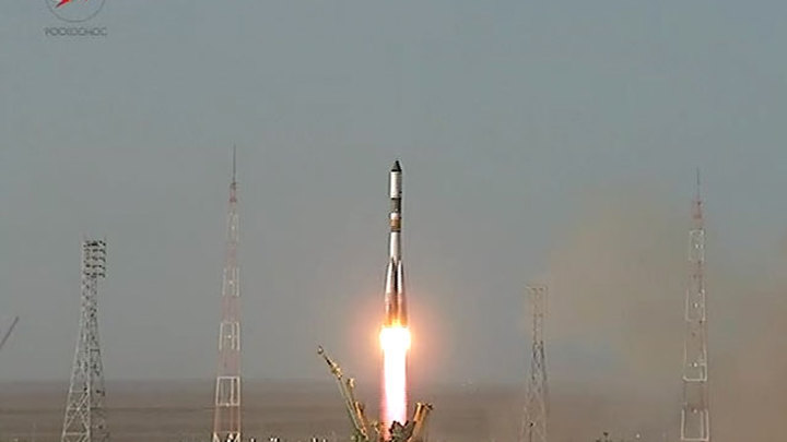 В ЦУП даже не поняли, что произошло: внезапно упало давление в топливном баке, связь с аппаратом прервалась, около трех тонн полезного груза уже не долетят до назначения.