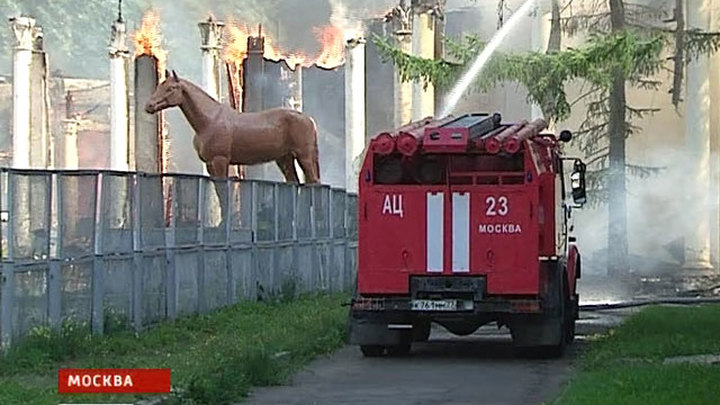 что сегодня горело на вднх. 7. что сегодня горело на вднх фото. что сегодня горело на вднх-7. картинка что сегодня горело на вднх. картинка 7. Поздним вечером 12 декабря загорелся Центральный павильон ВДНХ. Огонь, который прибывшие на место пожарные смогли потушить спустя час, охватил строительные леса на крыше здания и повредил позолоченный барельеф.
