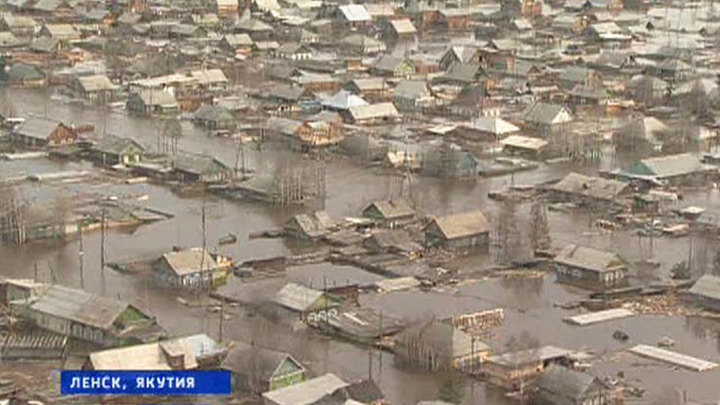 Погода в ленском якутия. Ленск Якутия наводнение 2001. Наводнение в Ленске Якутия. Ленск 1998 наводнение. Ленск Якутия 2001.