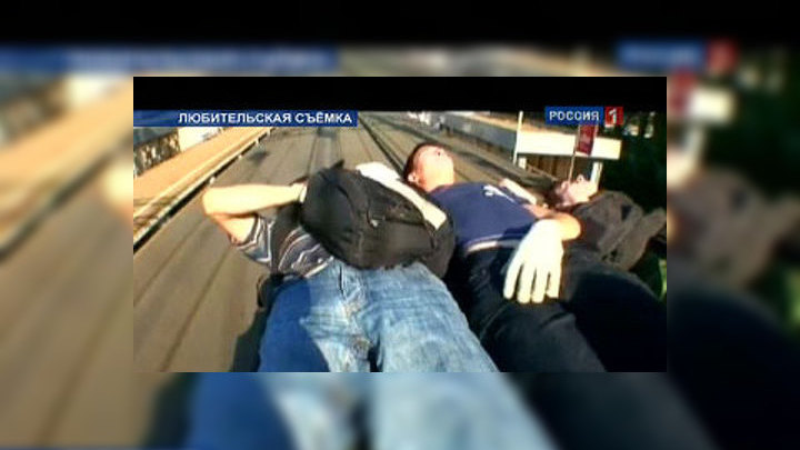 Что будет если забраться на крышу вагона. Смотреть фото Что будет если забраться на крышу вагона. Смотреть картинку Что будет если забраться на крышу вагона. Картинка про Что будет если забраться на крышу вагона. Фото Что будет если забраться на крышу вагона