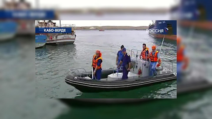 На шлюпке командир корабля "Ладный" отправляется на берег для встречи с послом России