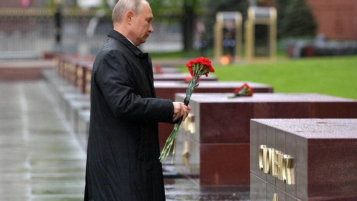 Путин почтил память погибших в ВОВ у могилы Неизвестного Солдата