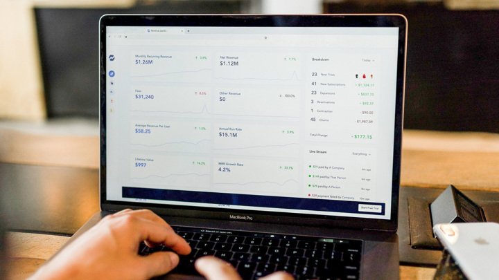 Интернет-банкинг. Фото @austindistel, Unsplash.com