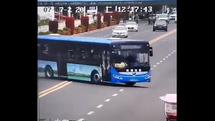 В Китае утонул автобус с людьми, власти затруднились назвать точное количество жертв