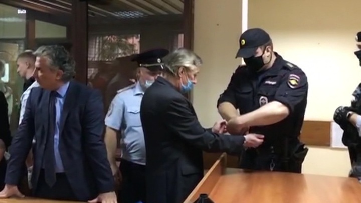 в каком году была авария с ефремовым. 1. в каком году была авария с ефремовым фото. в каком году была авария с ефремовым-1. картинка в каком году была авария с ефремовым. картинка 1. В центре столицы в аварию попал заслуженный артист России Михаил Ефремов. Причиной происшествия стал выезд его автомобиля на встречную полосу, при этом сидевший за рулем актер был пьян. В результате аварии пострадал один человек: его увезли в больницу в тяжелом состоянии, где он позднее скончался. Рассказываем, что известно о случившемся.