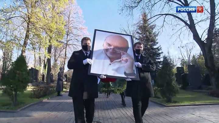 Михаила Жванецкого похоронили на Новодевичьем кладбище