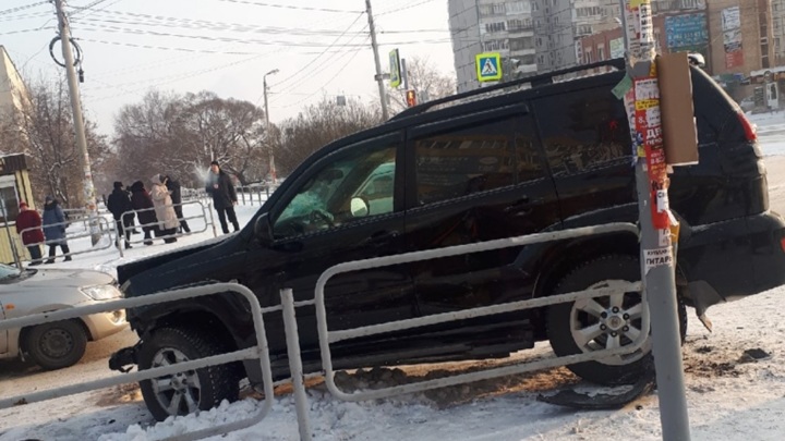 Вылетел на тротуар. Cayenne Челябинск протаранил на парковке. ДТП В Челябинске Ауди ку5. В Челябинске машина вылетела на тротуар на рынке. Троицк Челябинск авария номер машины в431уо.