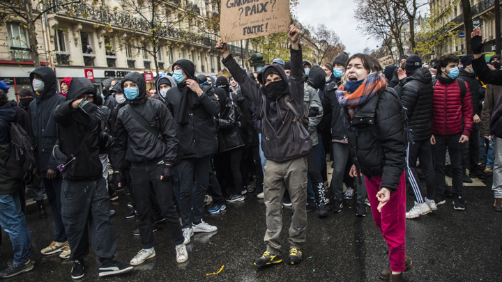 По улицам французских городов прошли десятки тысяч манифестантов