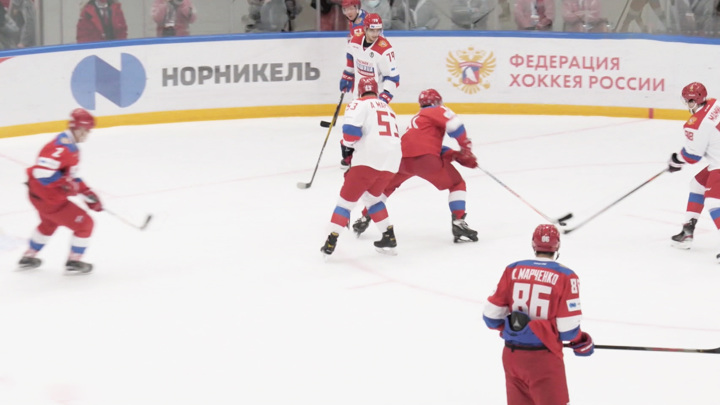 В матче "Связь поколений" сошлись звезды хоккея, бизнесмены и общественные деятели. Вести-Москва