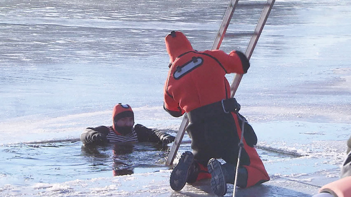 Прогулка с риском для жизни: как спасают любителей выйти на лед. Вести-Москва