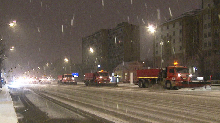 Новогоднее настроение и огромные пробки: столица приходит в себя после снегопада. Вести-Москва
