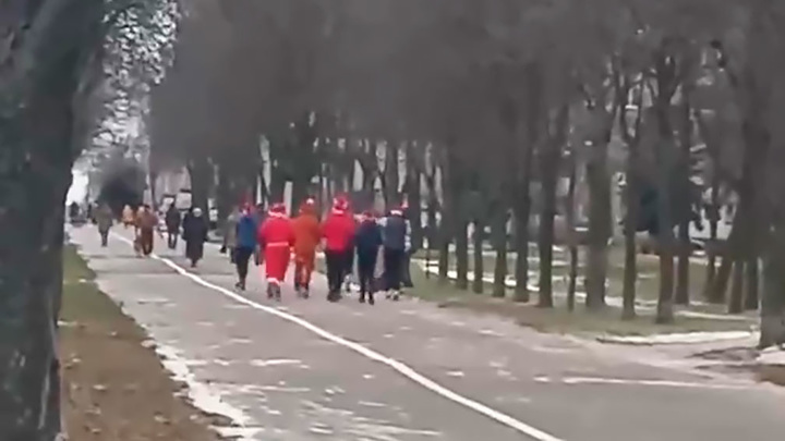 В Минске задержали Дедов Морозов, которые вышли на пробежку