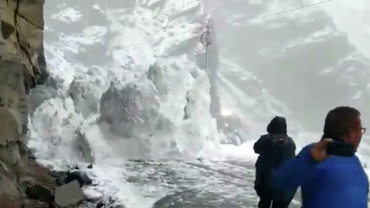 В горах неподалеку от Тегерана под снежной лавиной погибли 8 человек