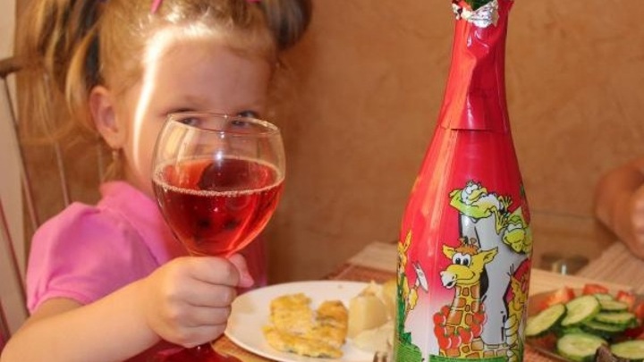 Детское шампанское может спровоцировать алкоголизм